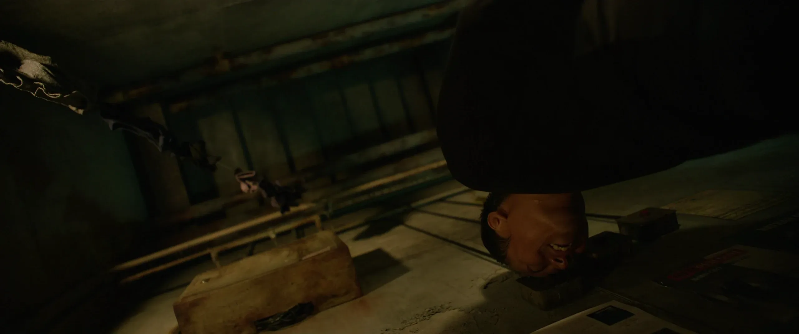 Geun-sae striking the light switch with his forehead in the bunker