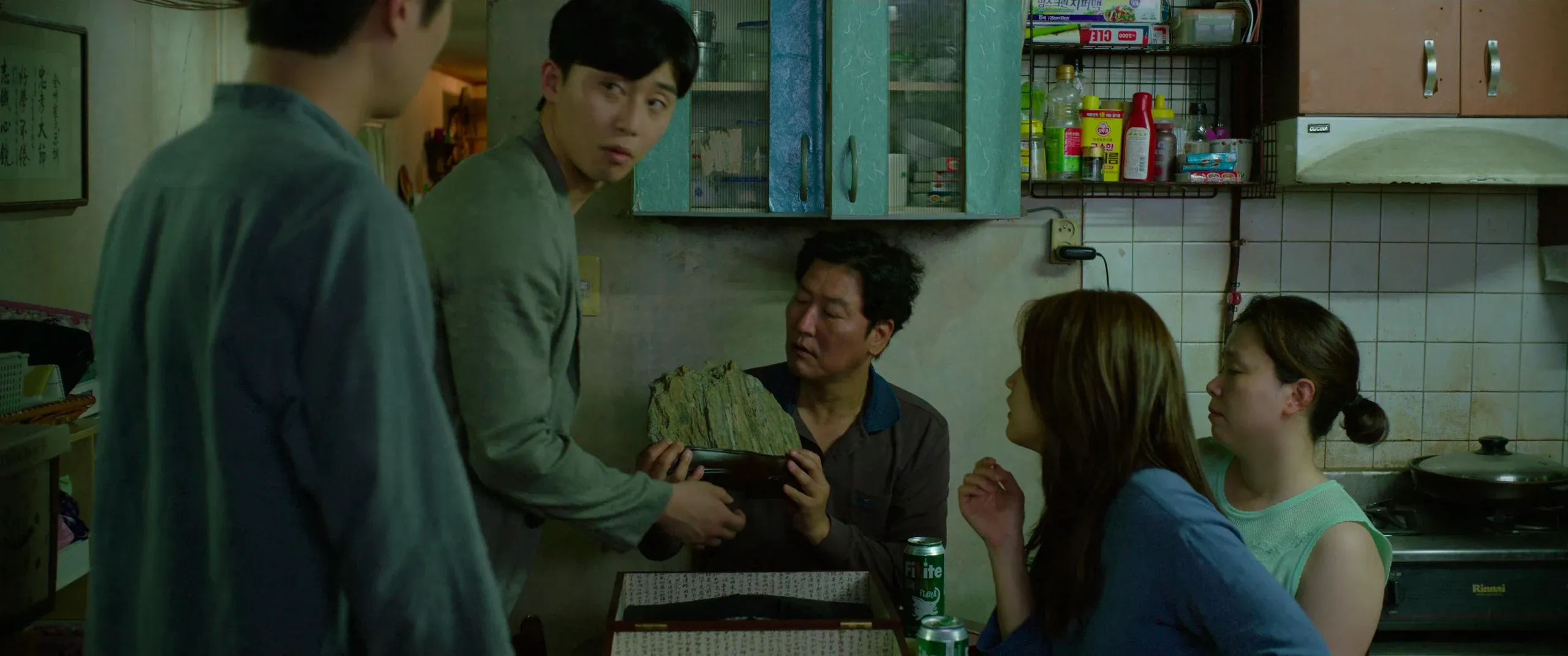 Min-hyuk presenting the scholar’s rock to the Kims